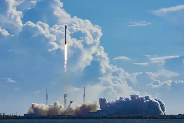 Lanzamiento de satélites Starlink a bordo del cohete Falcon 9