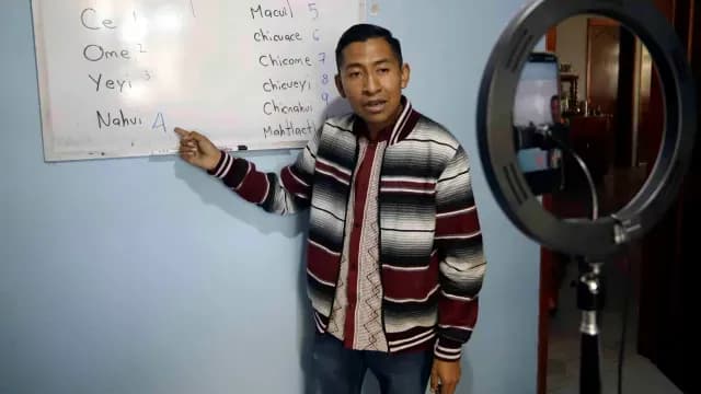 Maestro Julio Hernández Juárez usa TikTok para enseñar el idioma náhuatl