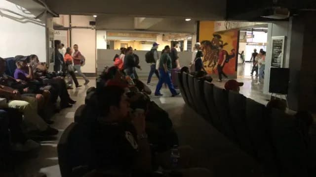 Usuarios disfrutan de una función de cine en estación Zapata de Línea 12 del Metro. Foto: Gobierno de la CDMX