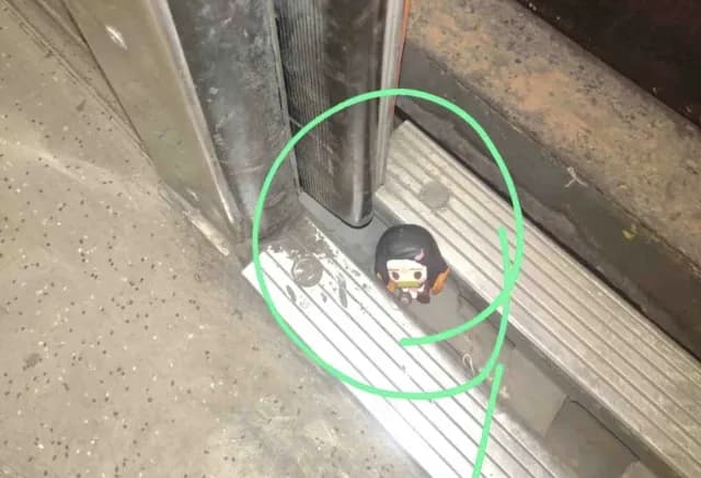 Figura de Nezuko de Demon Slayer detiene puerta del Metro de CDMX