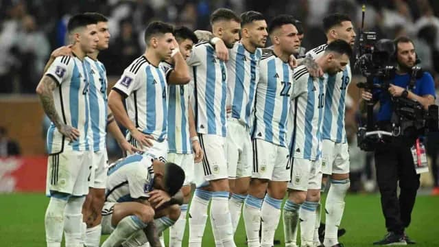 Jugadores argentinos durante la tanda de penaltis. Foto: Reuters