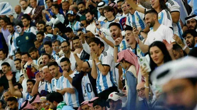 Los aficionados argentinos reaccionan en las gradas en la final del Mundial. Foto: Reuters