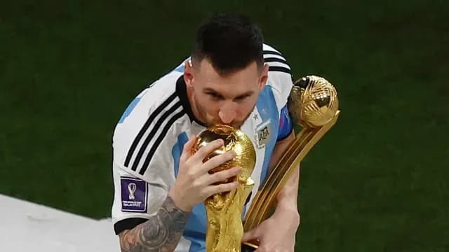 Lionel Messi besa el trofeo de la Copa del Mundo. Foto: Reuters