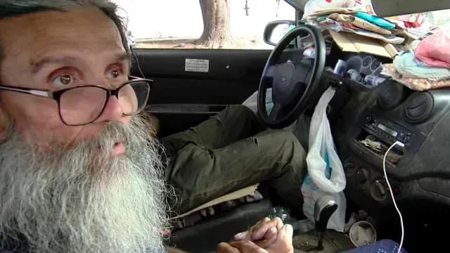 jose vive en un coche con su hermano