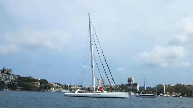 Trimarán Defiant de Donald Lawson en Acapulco, junio, 2023
