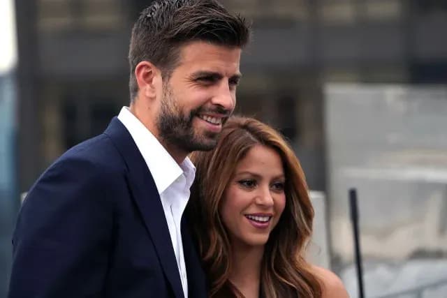 Gerard y Piqué y Shakira, posando juntos en 2019