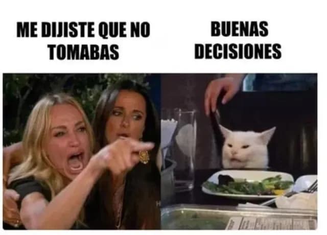 Meme del gato en la mesa y mujer reclamándole