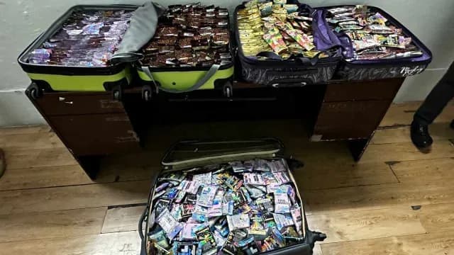 Decomisan cigarros de marihuana en aeropuerto de Tijuana