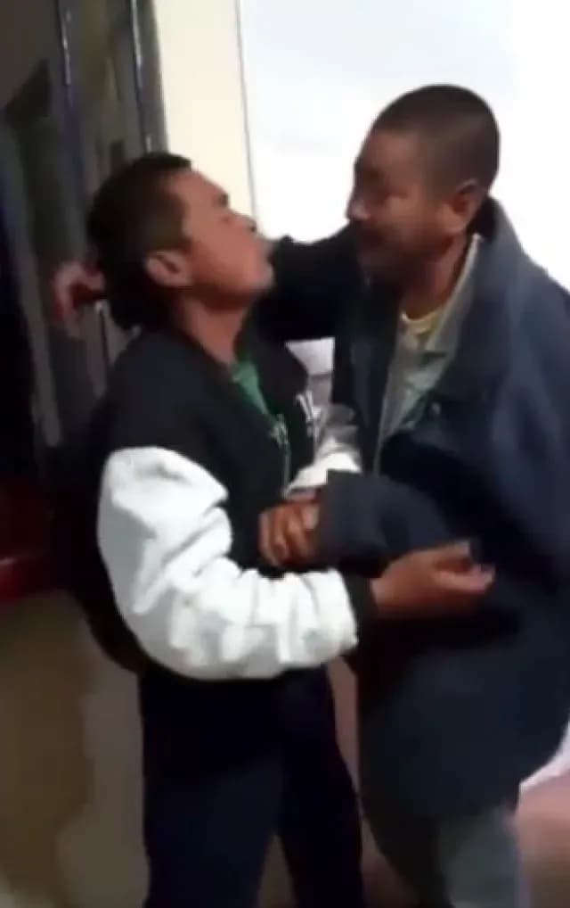 Policías Obligan a Indigentes a Besarse Para Dejarlos Ir