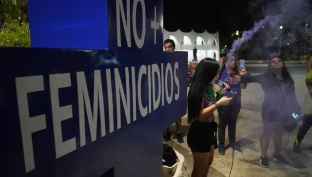 Colocan antimonumenta en Cancún por feminicidios. Foto: Cuartoscuro