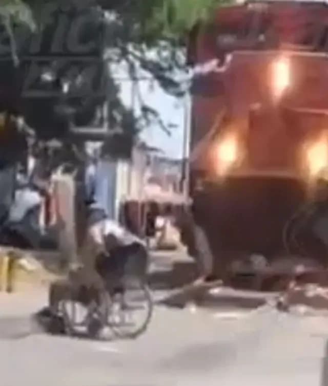 rescatan a un hombre en silla de ruedas