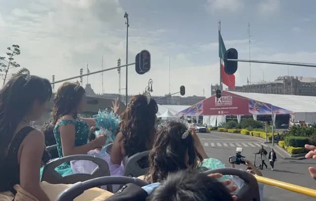 Quinceañeras a bordo del Turibús en el Centro Histórico de CDMX