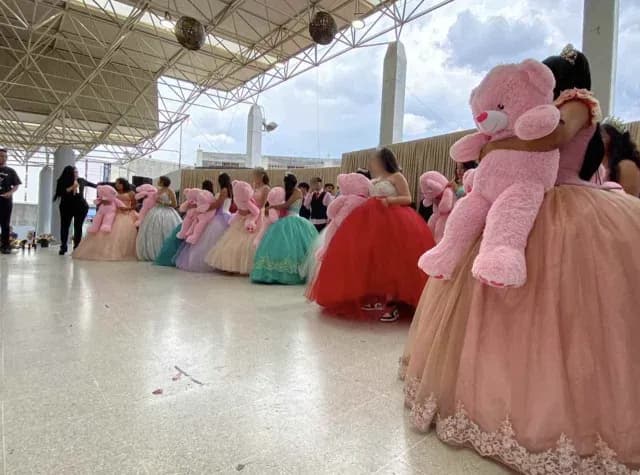 Madres en prisión festejaron los quinces de sus hijas con Bellakath