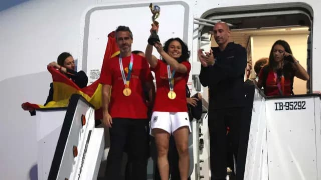 Rubiales viajó de regreso a España con todo el equipo femenil. Foto: AP