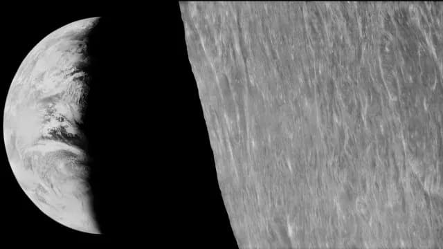 La Tierra en cuarto creciente flota detrás de la superficie grumosa de la Luna. Foto: NASA