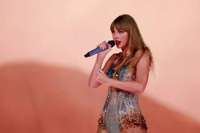 Taylor Swift durante un concierto en California