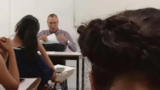 Profesor recibe de forma especial a sus alumnos en el regreso a clases | Foto: Facebook Arik Rypz