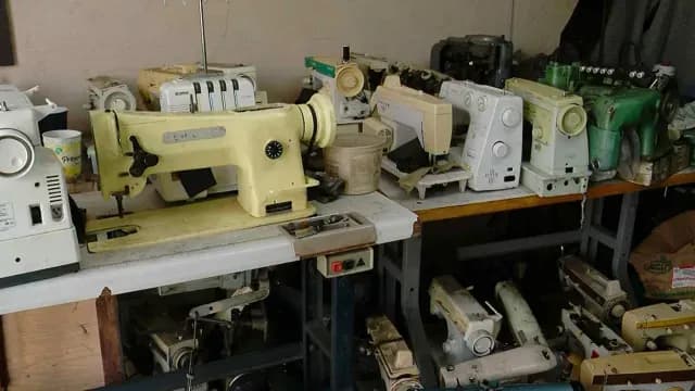 Don José repara hasta la máquina de coser más descompuesta