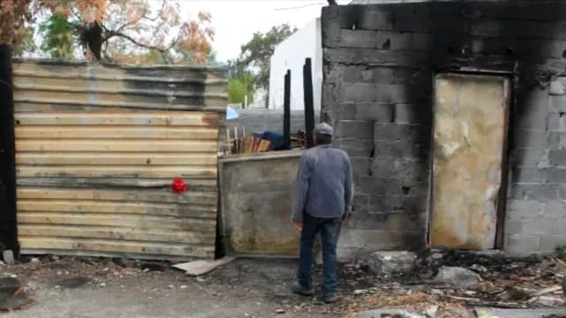 Don José observa su tejaban hecho cenizas tras incendio