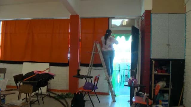 Madres de familia ayudan a decorar salon de clases