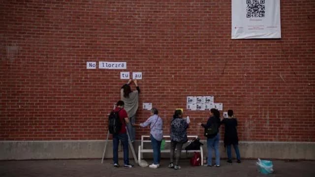 Unión de Colectivos de Búsqueda de Desaparecidos comienzan a instalar el memorial. Foto: Cuartoscuro