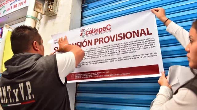 Autoridades de Ecatepec colocan sellos de suspensión al local de Antonia 'N'. Foto: Gobierno Ecatepec