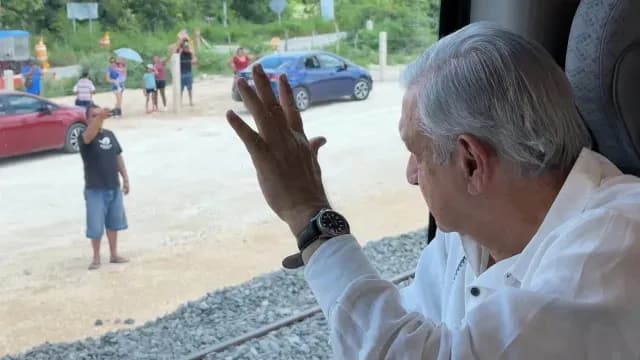 Andrés Manuel López Obrador supervisa el recorrido del Tren Maya.