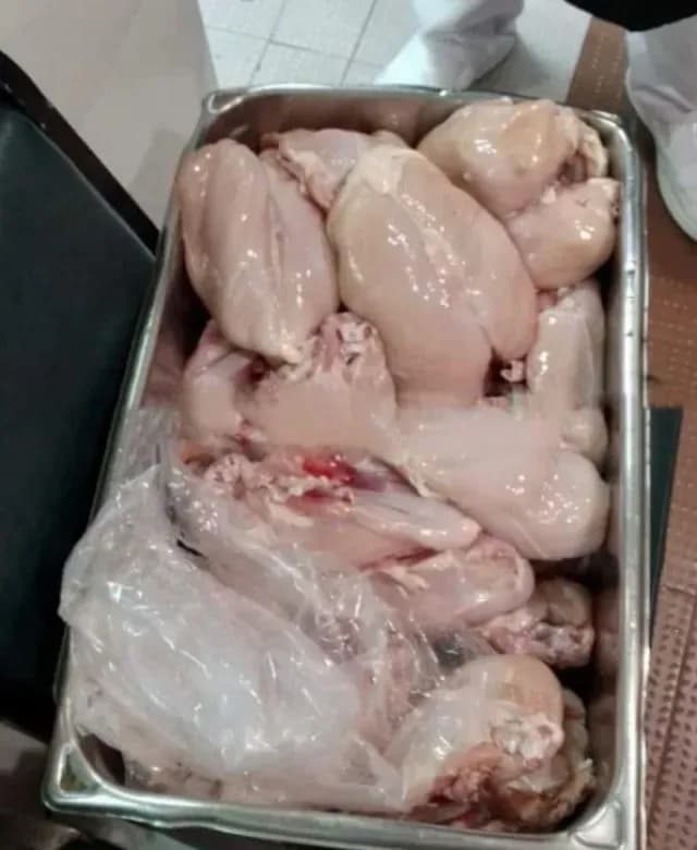 Trabajador del IMSS robando 16 kilos de pechuga de pollo de La Raza