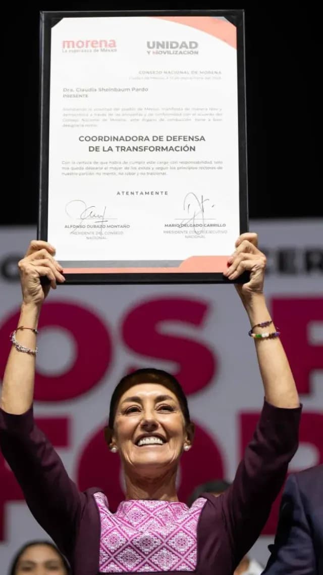 Claudia Sheinbaum levanta la constancia como coordinadora de la Defensa de la 4T. Foto: X @PartidoMorenaMx