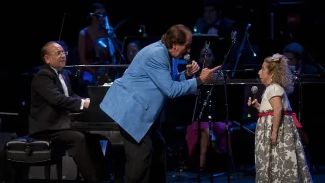 Benito Castro y Maria Elena Saldaña en el escenario de un teatro