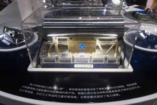 Reloj atómico exhibido en Japón