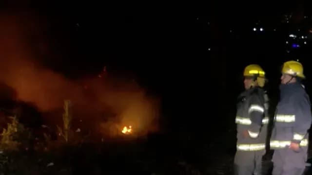 El incendio amenazaba a las casas contiguas. Foto N+