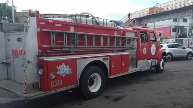 Bomberos de Veracruz rescatan a cuatro personas de elevador del IMSS en Veracruz