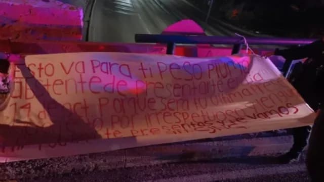 Mensaje dirigido a Peso Pluma, supuestamente escrito por el CJNG. Foto: X @t3rcermundista