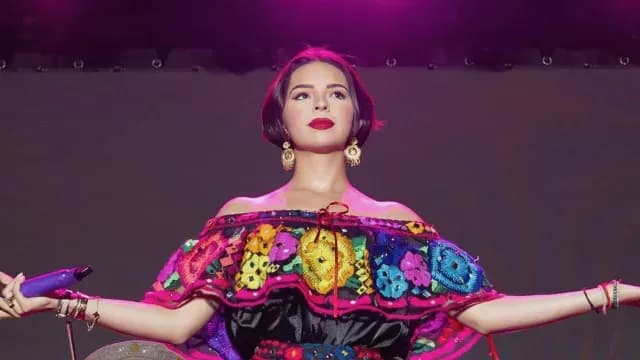 Ángela Aguilar en traje típico mexicano