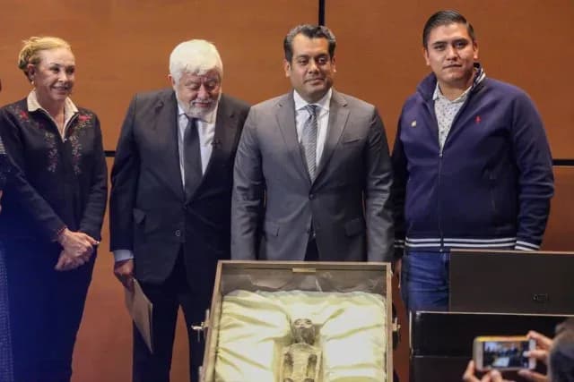 Jaime Maussan y Sergio Gutiérrez junto a un “extraterrestre”