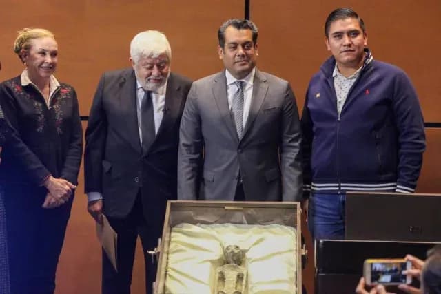 Jaime Maussan y Sergio Gutiérrez junto a un “extraterrestre”