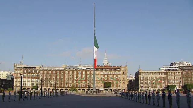 Izamiento de bandera en memoria de víctimas de sismos