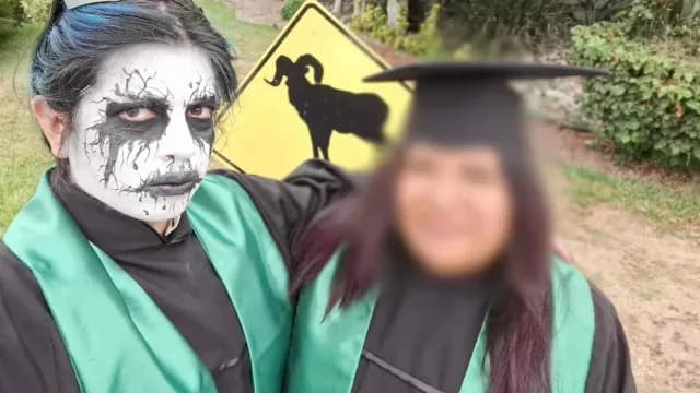 Joven Universitario se Viste de Demonio en su Acto Académico en Tijuana