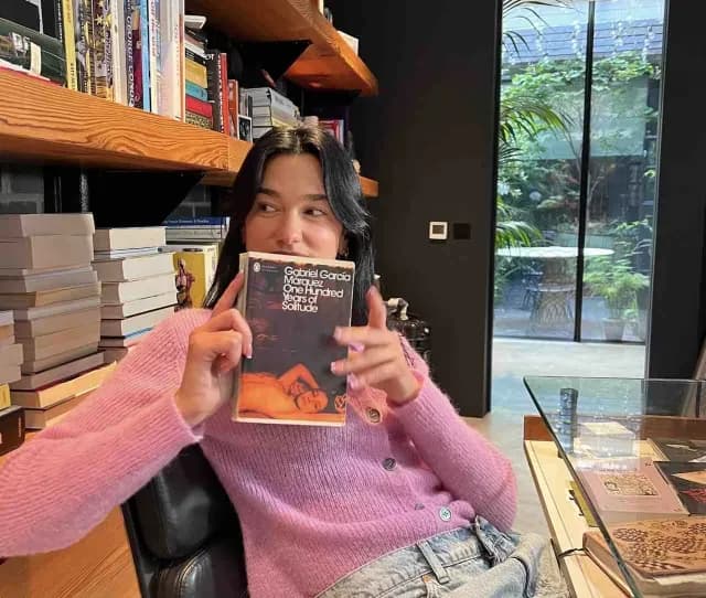 Dua Lipa posando con su ejemplar de ‘Cien años de soledad’
