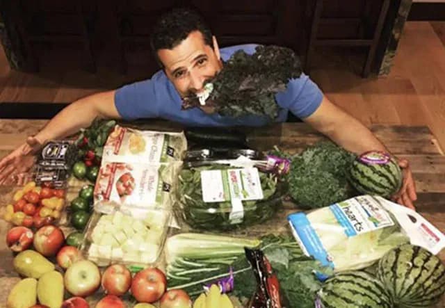 Marco Antonio Regil junto a muchos vegetales