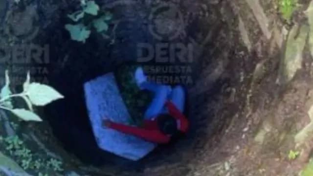 Mujer dentro del pozo de 10 metros de profundidad. Foto: X @DERI_PUEBLA