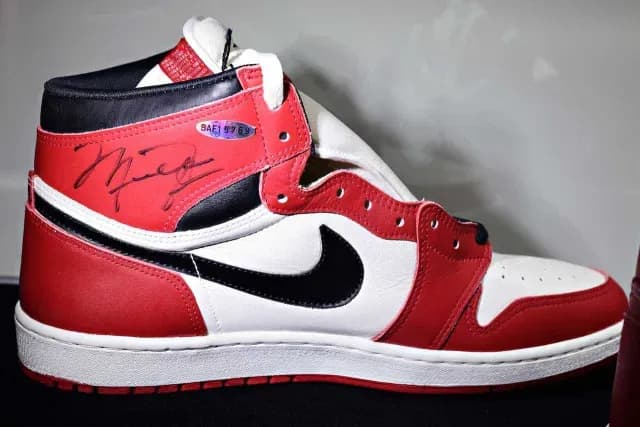 Tenis Air Jordan firmados por Michael Jordan