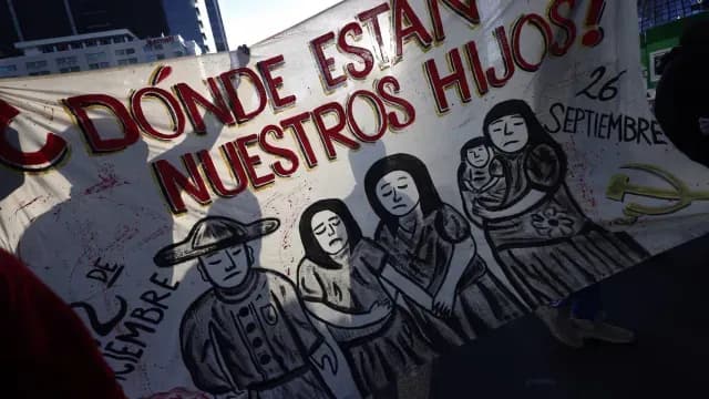 Padres y madres de los 43 jóvenes desaparecidos de Ayotzinapa consideran retroceso después de años de pequeños avances. Foto: EFE
