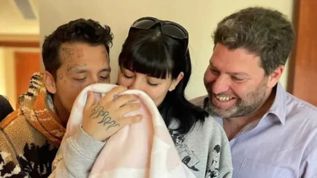 Christian Nodal y Cazzu disfrutan la etapa como padres de una niña. Foto: Instagram @dreskatz