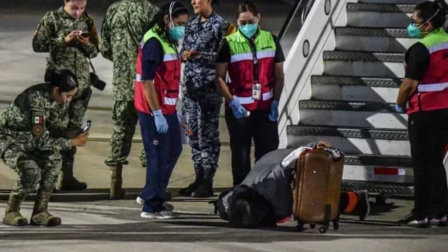 Mujer besa suelo mexicano tras llegar de Israel. Foto: Cuartoscuro
