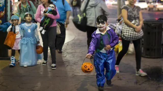 Niño disfrazado pide dulces
