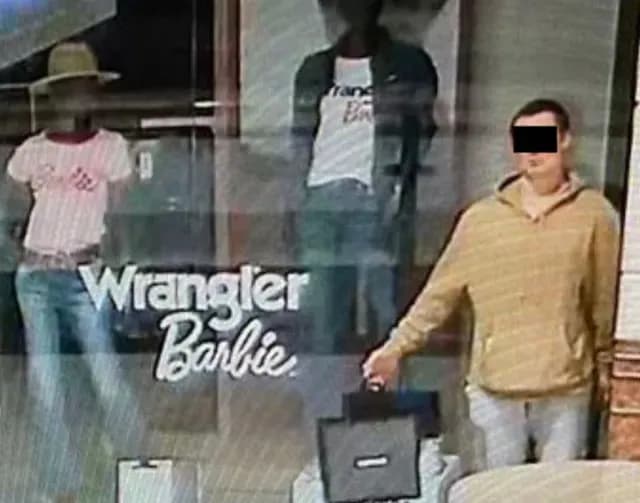 hombre se hizo pasar por maniquí