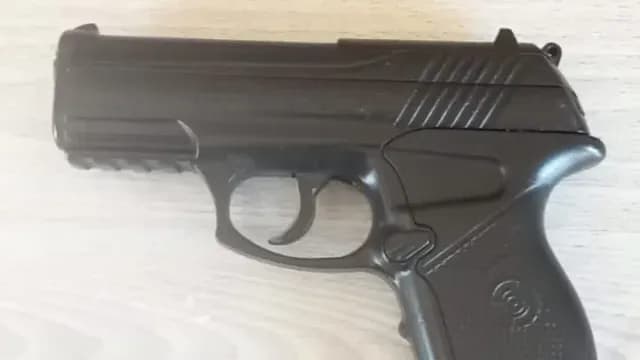 Arma de utilería utilizada por adolescente para cometer robo de vehículo en Mexicali. Foto: DSPM