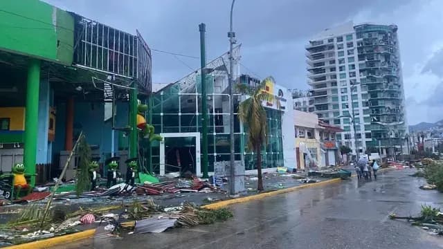 Edificios dañados en la Costera Miguel Alemán